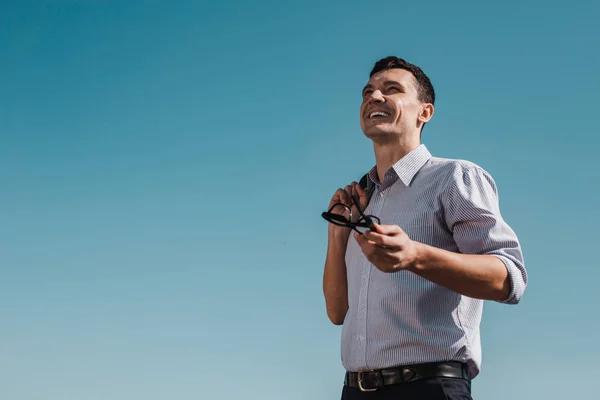 Man i skjortan tittar på solen — Stockfoto