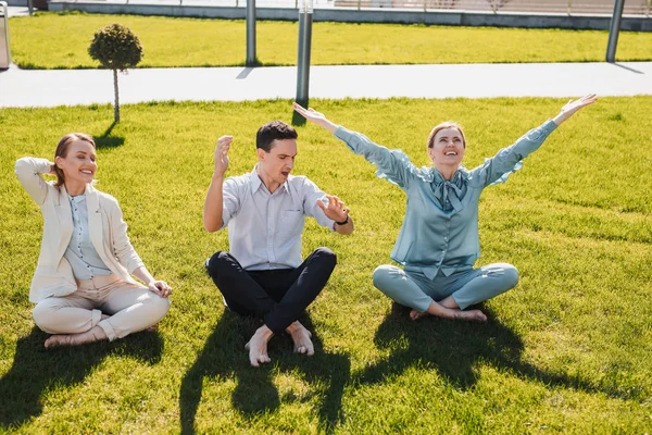 Colegas disfrutando del buen tiempo durante el descanso — Foto de Stock