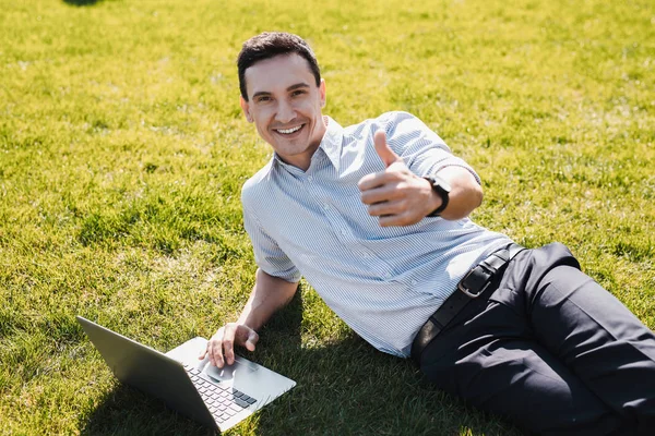 Man gör vanliga kontorsuppgifter utomhus på sommaren — Stockfoto