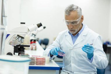 Özenli olgun sağlık çalışanı yeni ekipman test