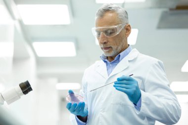 Dna analizi yapan özenli araştırmacının portresi
