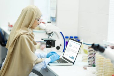 Çekici sağlık çalışanı bilimsel makalesini yazarak