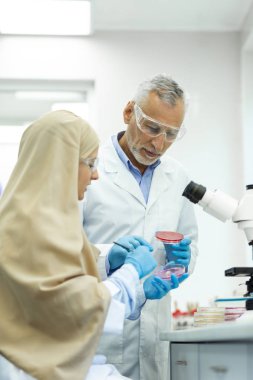 Neşeli olgun sağlık çalışanı öğrencisidanışmanlık