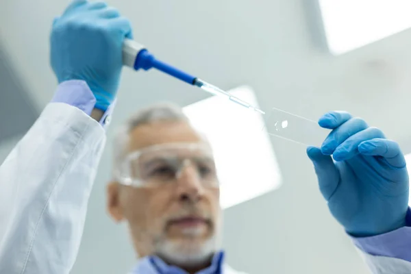 Close up van de medische werker die het DNA controleert — Stockfoto