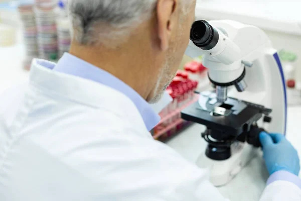 Close up of mature scientist that working in lab — Stock Photo, Image