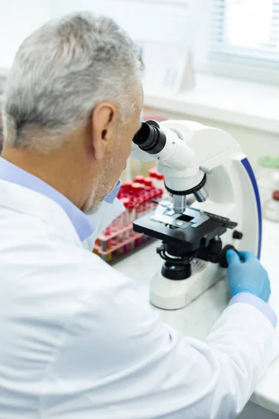 Concentrated medical worker doing DNA analysis in lab — Stock Photo, Image