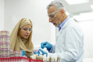 Olgun doktoruna yardım etmek için özenli uluslararası öğrenci