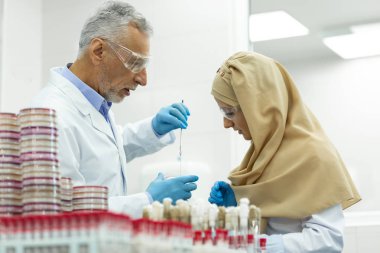 Konsantre Müslüman kadın meslektaşını dinliyor