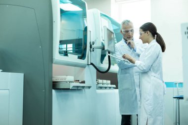 Sevimli uzun saçlı kız laboratuvarda test ekipmanları