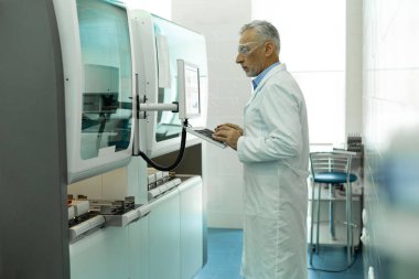 Tarama reaktiflerinin sürecini kontrol eden ciddi araştırmacı
