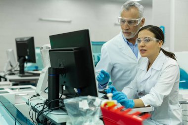 Neşeli esmer kadın bilgisayar önünde duran