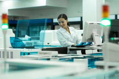 Neşeli sağlık çalışanı yeni bilgisayar programı test