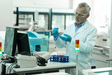 Kimyasal deney yapan özenli olgun sağlık çalışanı