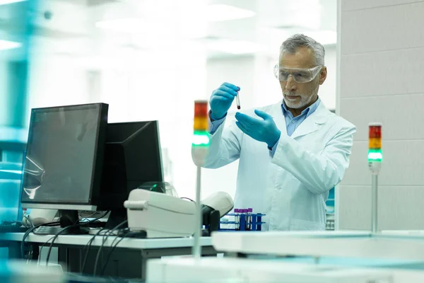 Científico competente haciendo análisis de ADN en laboratorio — Foto de Stock