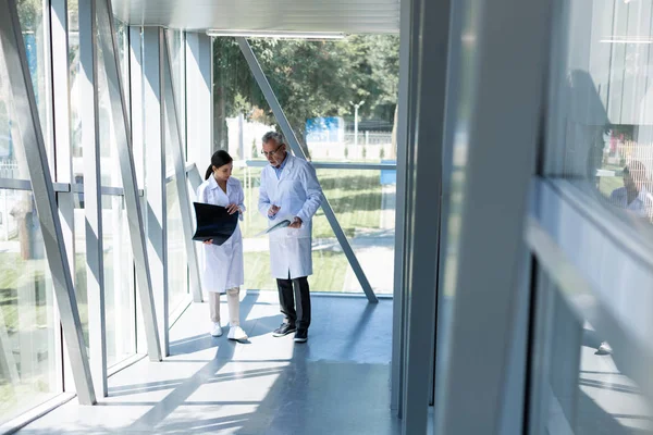 Timido assistente di laboratorio consulenza con la sua professoressa — Foto Stock