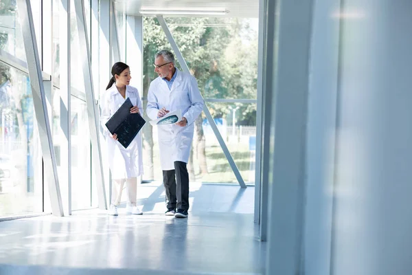 Operatore medico professionista che parla con il suo assistente — Foto Stock