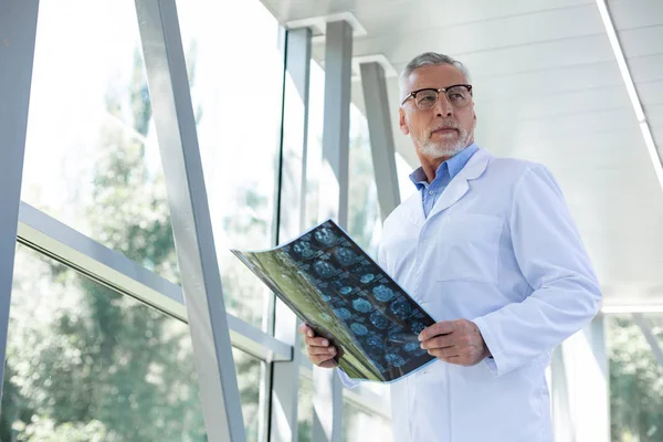 Schöner bärtiger Mann, der tief in Gedanken steckt — Stockfoto