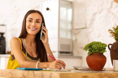 Neşeli girişimci kocasından çağrı alıyor