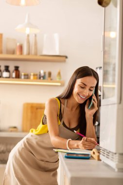 İşkadını gıda siparişi verirken teslimatçıyı arıyor