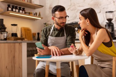 Kendi kafeteryalarını açarken tartışan çift