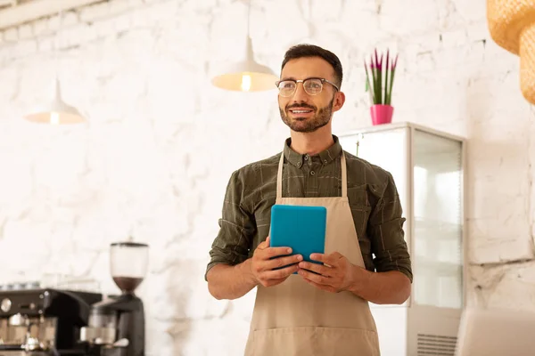 Gıda siparişi verirken tablet tutan kahve dükkanı sahibi — Stok fotoğraf