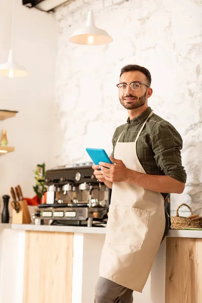 Empresario dueño de una cafetería trabajando todo el día —  Fotos de Stock