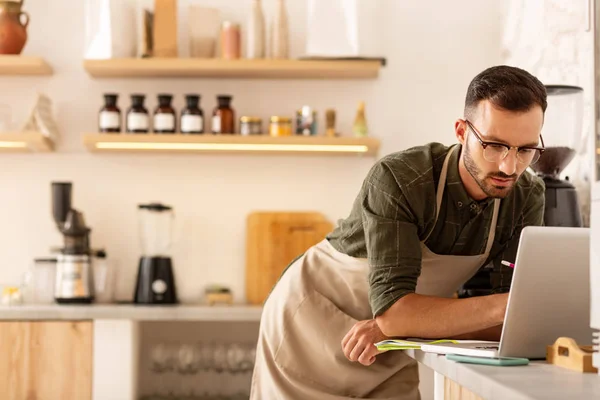 Hombre de negocios de cabello oscuro pidiendo café en línea —  Fotos de Stock