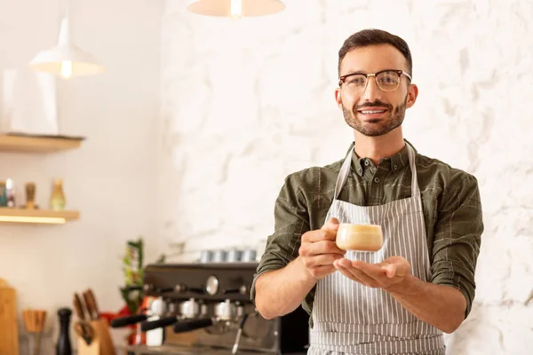 Empresário fazendo café em sua própria cafeteria — Fotografia de Stock