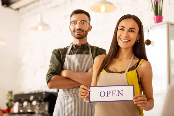 Couple se sentent excités avant d'ouvrir leur propre café — Photo