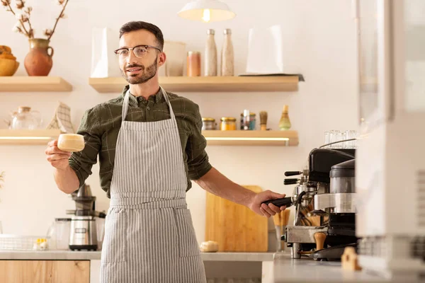 Empresário fazendo café em sua própria cafetaria — Fotografia de Stock