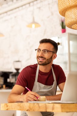 Kafeterya için menü oluştururken biraz ilham alan işadamı