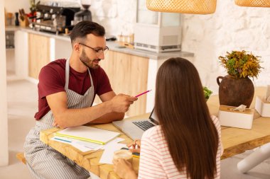 Çift kahve odası açmadan önce bazı nüansları tartışıyor