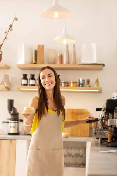 Barista sorrindo ao falar com o cliente e fazer café — Fotografia de Stock