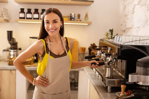 Mulher de olhos escuros bonita fazendo café para clientes — Fotografia de Stock