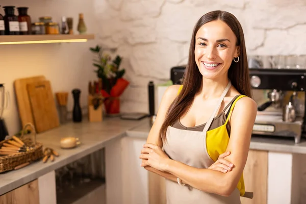 Empresaria propietaria de café sintiéndose extremadamente feliz — Foto de Stock