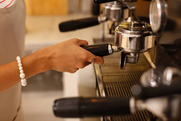 女性咖啡师戴手镯煮咖啡的特写 — 图库照片
