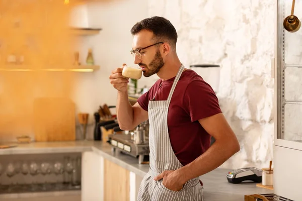 Empresario dueño de la cafetería beber capuchino —  Fotos de Stock