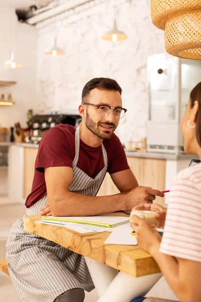 Marido conversando com a esposa enquanto discute negócios familiares — Fotografia de Stock