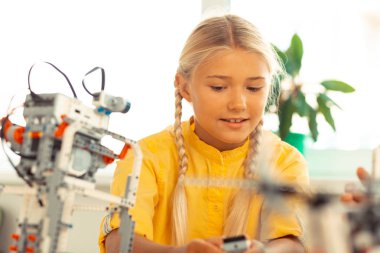 Schoolgirl derste bir inşaat seti modeli bina.