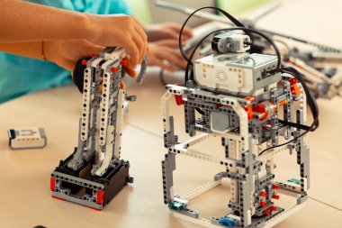 Öğrenciler fen dersi sırasında robot lar yapıyor.