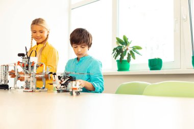 Erkek ve kız ilk bilim sergisi için hazırlanıyor.