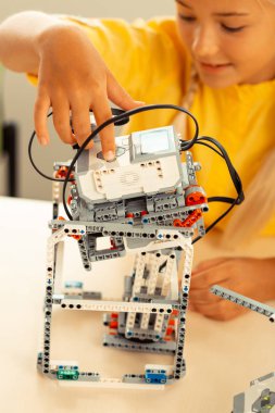 Hevesli kız öğrenci yaptığı bir robot dönüm.