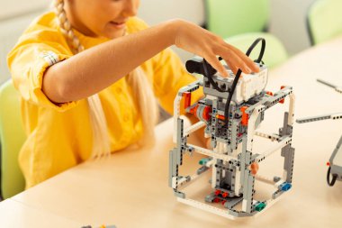 O sınıfta yapılan bir robot kontrol Schoolgirl.
