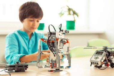 Okul fen dersinde oturan öğrenci.