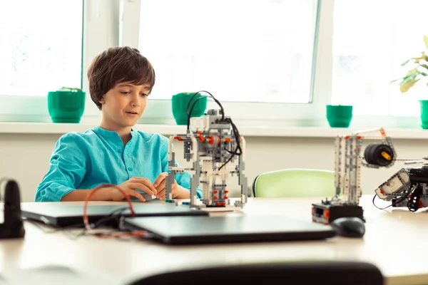 Schüler gerät bei Schulstunde ins Schwärmen. — Stockfoto