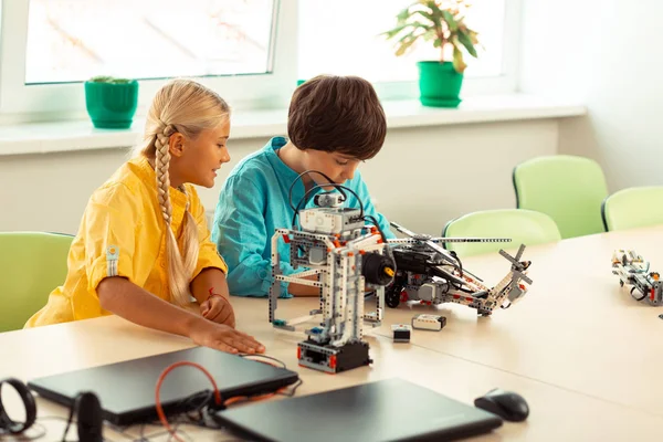 Två klasskamrater bygger modeller med byggset. — Stockfoto