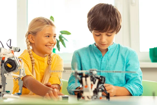 Fille donner son camarade de classe des conseils à leur leçon de science . — Photo