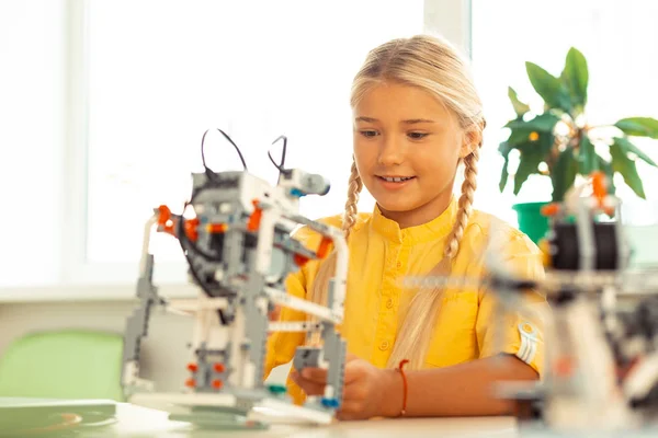 Estudante animado construindo um robô na aula de ciências . — Fotografia de Stock