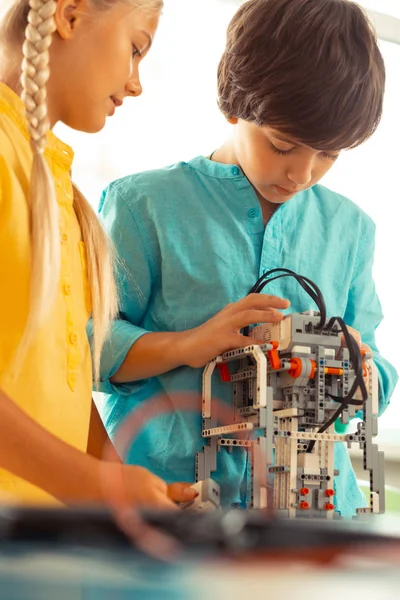 Due compagni di classe che lavorano in coppia alla loro lezione di scienze . — Foto Stock