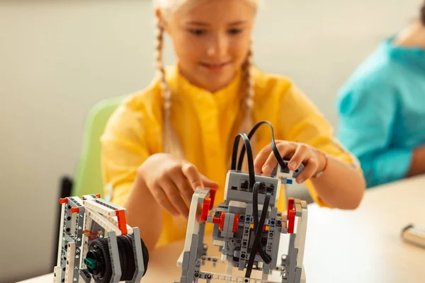 Lány épület egy robot rá tudományos lecke. — Stock Fotó